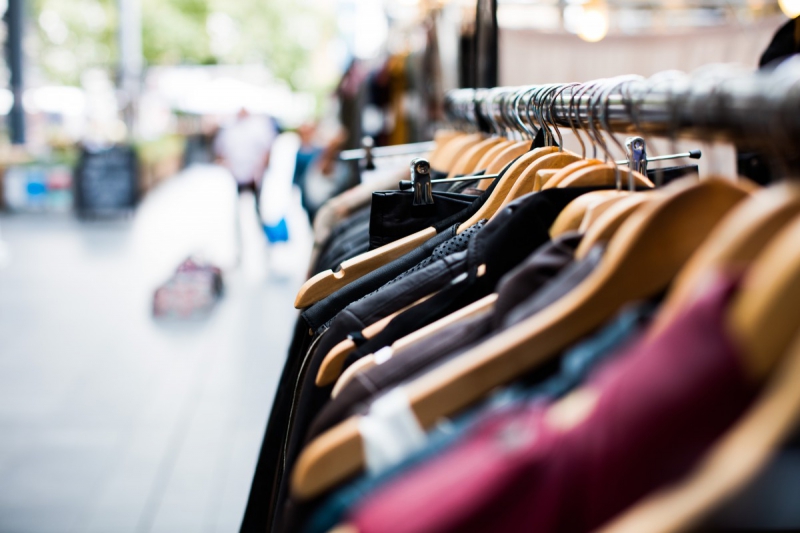 vitrine-EZE-min_blur_close_up_focus_hanger_jacket_market_people_rack-1176303