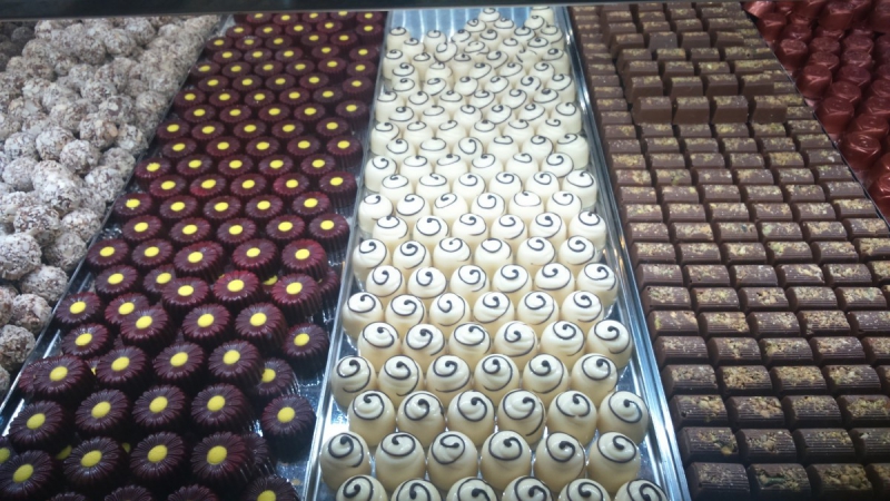 vitrine-EZE-min_chocolates_milk_chocolate_white_chocolate_truffles_candy_food_treat_cacao-1213769