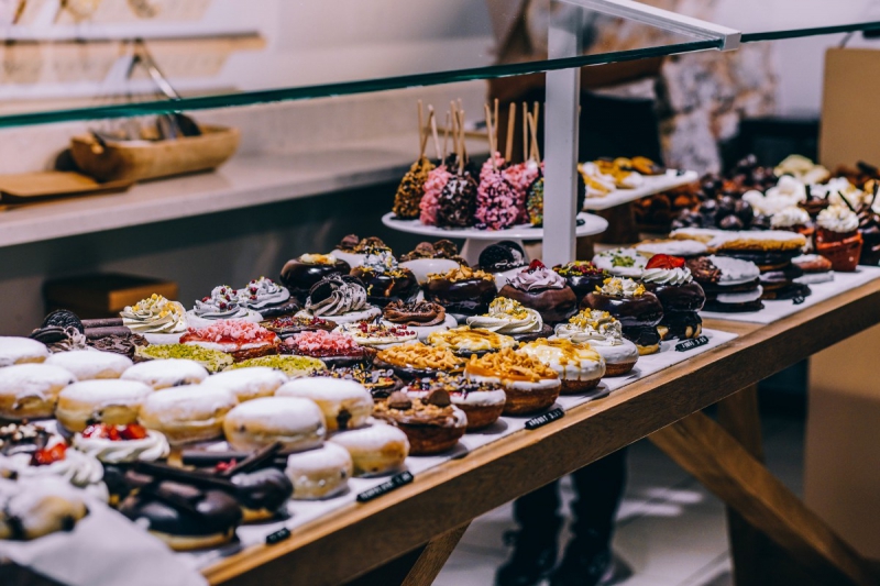 vitrine-EZE-min_shop_dessert_pastry_bakery_counter-184398